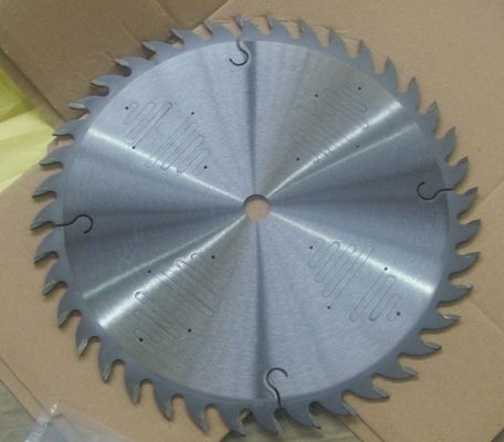 タングステン カーバイド見たブレードを挿入します。