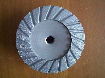コンクリート/4 インチの粉砕機のためのターボ タイプ ダイヤモンドのコップの粉砕のホイール・ディスクは動きます